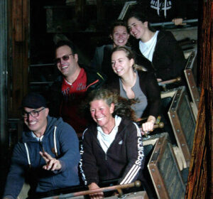 Ein Teamfoto auf der Achterbahn Colorado Adventure im Phantasialand
